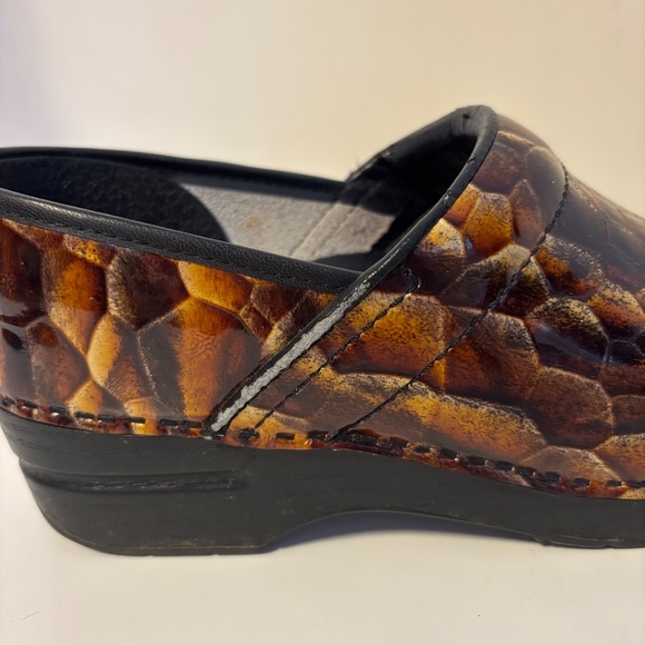 Dansko Patent Leather Clogs Embossed Brown Gold Tigers Eye Womens Shoe 39 US 8.5 - Picture 7 of 7